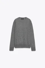 Jersey de punto liso confeccionado en lana, con cuello redondo y manga larga. Presenta un diseño clásico y minimalista con acabado de tacto suave.