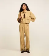 Pantalón recto de tiro alto confeccionado en viscosa, con cintura clochard y detalle de botones frontales. Presenta un diseño fluido y minimalista.