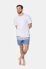 Short de baño con diseño rayado en la parte superior en tonos azul, amarillo, gris y celeste, y parte inferior de color azul sólido.