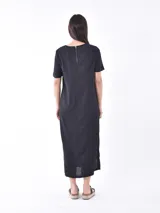 Vestido midi negro de corte recto y mangas cortas.