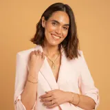 Anillo tipo alianza de oro amarillo 18k con engaste de circonias en la mitad de su circunferencia.