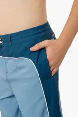 Short de baño técnico O'Neill Why2k de diseño bicolor en tonos azul y celeste, con cordón de ajuste blanco en la cintura y el nombre de la marca impreso en la pierna.