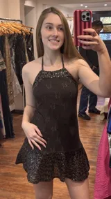 Vestido bordó con escote halter, cuello alto y volado en el ruedo.