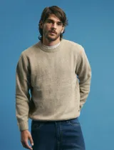 Sweater de escote redondo con manga larga, confeccionado en tejido moteado de textura suave.