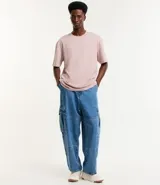 Remera de corte relaxed, confeccionada en algodón de tejido grueso con cuello redondo y mangas cortas.