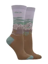 Medias de caña alta con diseño estampado de paisaje montañoso en tonos lila, verde y marrón. Presentan talón y puntera en color verde menta y logo de la marca RKF en la parte superior.