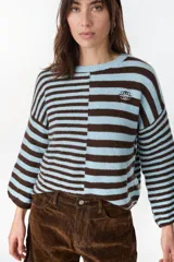 Sweater de punto a rayas horizontales en color chocolate y crudo, con cuello redondo y diseño holgado.