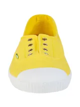 Zapatillas de lona modelo Greece de RKF, color amarillo con suela y puntera de goma blanca. Confeccionadas en algodón orgánico con ojalillos metálicos laterales y pequeña etiqueta decorativa.