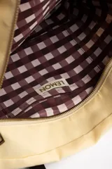 Bolso tipo tote de diseño trenzado con patrón de rayas en tonos marrones y beige, doble asa larga de material sintético oscuro y placa metálica con logo.