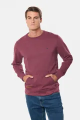 Buzo de felpa color borgoña con cuello redondo, manga larga, bolsillo tipo canguro y logo bordado en el pecho.