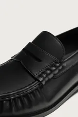 Mocasín de vestir para hombre en color marrón oscuro, con diseño clásico de antifaz en el empeine, detalle fruncido en la parte delantera y suela con ligero tacón.