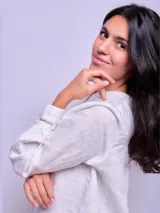 Camisa blanca de lino, de manga larga con puños abotonados y cuello mao. Cierre frontal con botones.