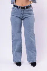 Pantalón de jean corte recto, de tiro medio, con diseño clásico de cinco bolsillos, cierre frontal con cremallera y botón metálico.