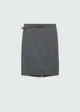 Falda midi de corte lápiz con diseño de raya diplomática. Presenta un diseño entallado, forro interior y una abertura en el bajo. Incluye un cinturón desmontable a juego.