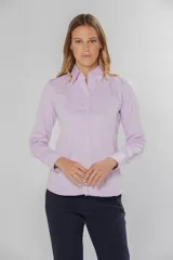 Camisa de manga larga entallada, confeccionada en una mezcla de algodón, poliéster y spandex. Presenta cuello clásico, cierre frontal con botones al tono y puños abotonados.