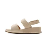 Sandalias casuales de plataforma baja color beige, con tiras ajustables con velcro y detalles metálicos dorados.