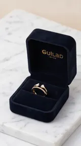 Anillo doble de acero con baño de oro, compuesto por una banda con circonias engastadas y otra banda abierta con extremos decorados con nácar en forma de gota.