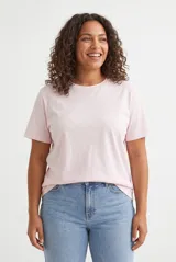 Remera de manga corta color rosado, con cuello redondo y diseño clásico de ajuste relajado.
