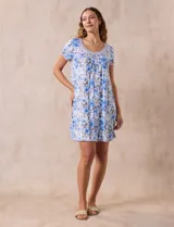 Camisón corto de tejido soft con estampado de rosas azules, escote redondo con ribete gris y mangas cortas.