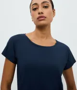Remera deportiva de microfibra texturizada, color blanco, con cuello redondo, mangas cortas y recortes laterales.