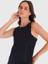 Musculosa deportiva negra de tela suave y fresca, con malla en la espalda para mayor ventilación. Ideal para entrenamientos.