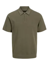 Polo de punto de manga corta en color verde oliva, con cuello clásico y cierre frontal parcial con cremallera. Presenta un tejido estructurado y corte regular.