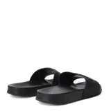 Chanclas tipo slide marca Umbro, color negro, con banda ancha superior que presenta el logo de la marca en relieve. Poseen plantilla anatómica y suela de EVA.
