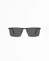 Lentes de sol unisex con montura rectangular metálica color negro mate y cristales polarizados oscuros. Ofrecen protección UV400.