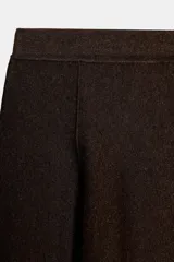 Falda corta de punto color marrón, de tiro alto con cintura elástica y diseño acampanado con pliegues frontales.