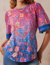 Blusa de modal estampado marca Ruby Rd, con mangas cortas terminadas en crochet.