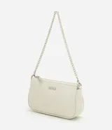 Cartera tipo baguette pequeña Satinato, confeccionada en PU color marfil, de formato alargado y estructura maleable. Cuenta con cierre superior de cremallera, placa frontal aplicada con el logo de la marca y asa de cadena doble metálica en tono plateado que permite llevarla al hombro o cruzada.