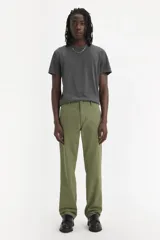 Pantalón chino color verde oliva, de corte recto y tiro medio.