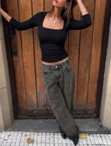 Remera de manga larga color rojo, con escote cuadrado y corte ajustado al cuerpo.