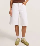 Bermuda jorts de sarga color blanco, con trabillas en la cintura, cierre por cremallera y cinco bolsillos.