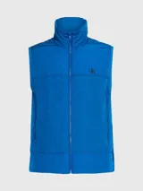 Chaleco acolchado azul eléctrico con cierre frontal, cuello alto y logo de Calvin Klein en el pecho.