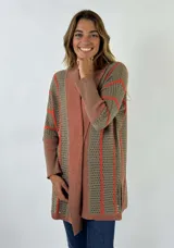 Saco de tejido de punto calado color marrón con detalles en color ladrillo.