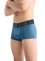 Pack de tres bóxers tipo trunk de microfibra con ajuste ceñido y talle bajo. Presentan una cinturilla elástica distintiva con el logo de la marca en contraste.