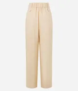 Pantalón wide leg de cintura alta color beige, confeccionado con lino y viscosa. Incluye cinturón elástico con hebilla metalizada.
