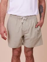 Short color ladrillo con textura de espiga, cintura elastizada con cordón ajustable y bolsillos laterales.