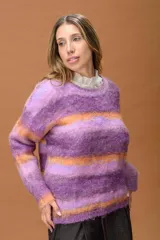 Sweater de punto con textura suave y diseño de franjas horizontales en tonos violeta, lila y naranja. Presenta cuello redondo y mangas largas con un corte relajado.