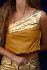 Top color crema de cuero sintético, con un solo tirante ancho y corte asimétrico.