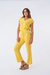 Pantalón amarillo de hilo de algodón, corte recto y cintura con cordón ajustable.