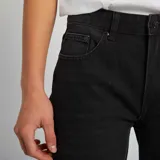 Pantalón de jean gris oscuro, de corte recto y tiro medio.