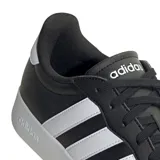 Championes urbanos Adidas modelo Urban Barreda T, con diseño inspirado en siluetas retro de los 80. Presentan una capellada que combina cuero sintético y gamuza en color negro, con las icónicas tres tiras laterales en blanco y suela de goma blanca.