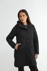 Campera acolchada negra con diseño de rombos, cierre frontal con cremallera y botones a presión, y capucha integrada.