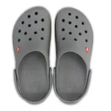 Zuecos Crocs modelo Crocband™ en color lila claro con plataforma blanca y una línea decorativa morada. Presentan el diseño clásico con orificios de ventilación y tira trasera ajustable.