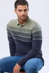 Remera polo de manga larga con diseño rayado en degradado de tonos azules y grises, cuello liso azul marino y logo bordado en el pecho. Confeccionada en tejido piqué de algodón.