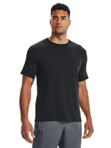 Remera negra de Under Armour, modelo Sportstyle, para hombre. Confeccionada en tejido ligero, suave y de secado rápido.