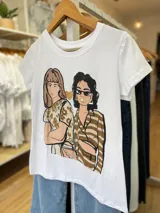 Remera blanca de algodón con cuello redondo y manga corta, con estampado frontal de dos mujeres con estilo.