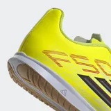 Championes de fútbol sala Adidas F50 Club, con diseño ligero en color amarillo neón y blanco. Presentan las icónicas tres tiras de la marca en negro con bordes rojos en el lateral, suela de goma color caramelo tipo non-marking y cierre de cordones.